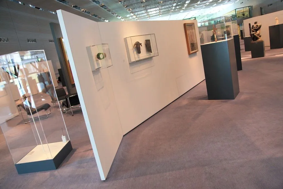 Steel display cases and plinths in an art museum gallery