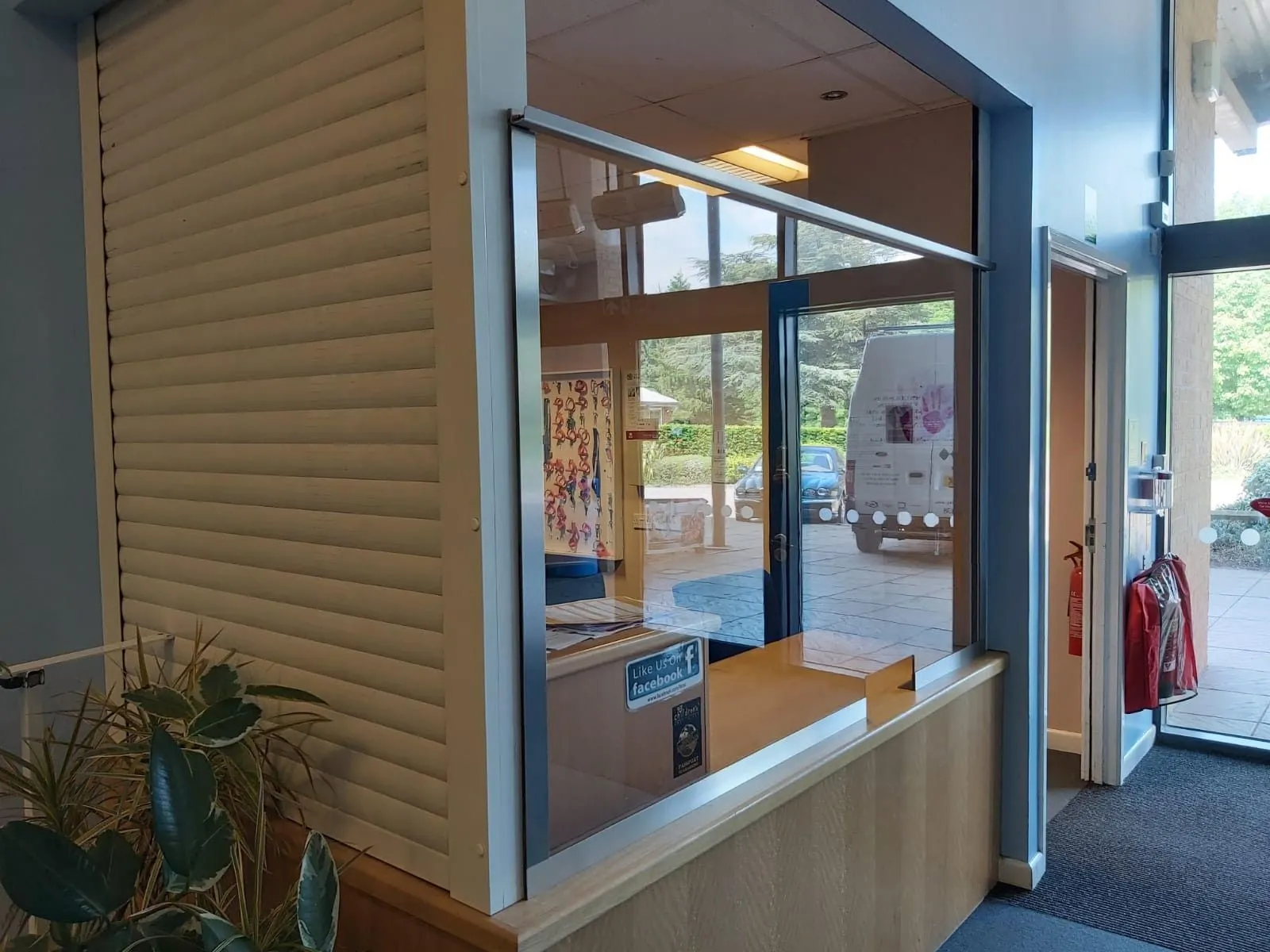 Glass protection screen fitted to a reception window